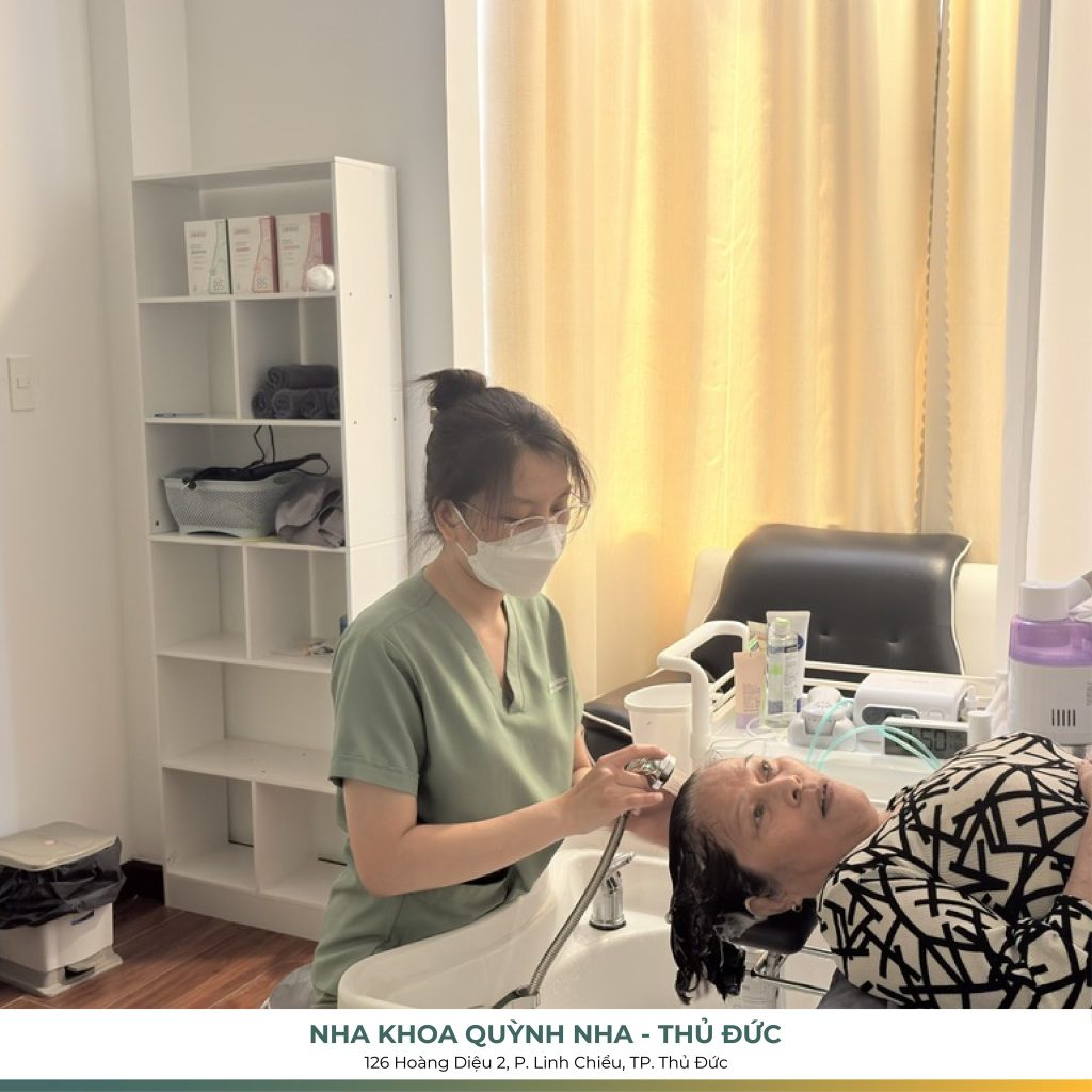Bệnh nhân đang gội đầu dưỡng sinh thư giản sau điều trị tại Nha Khoa Quỳnh Nha