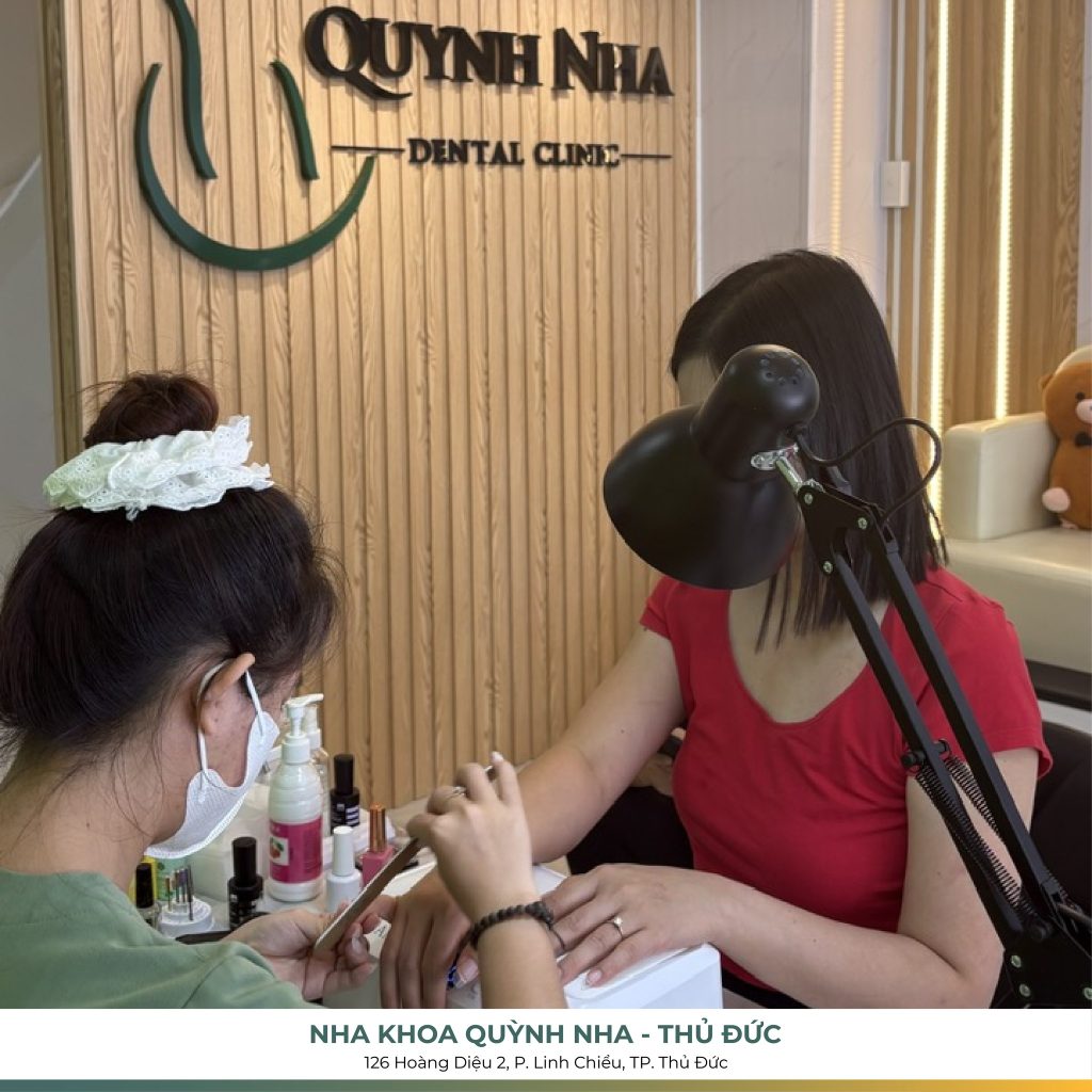Bệnh nhân đang làm nail nghệ thuật tại Nha Khoa Quỳnh Nha