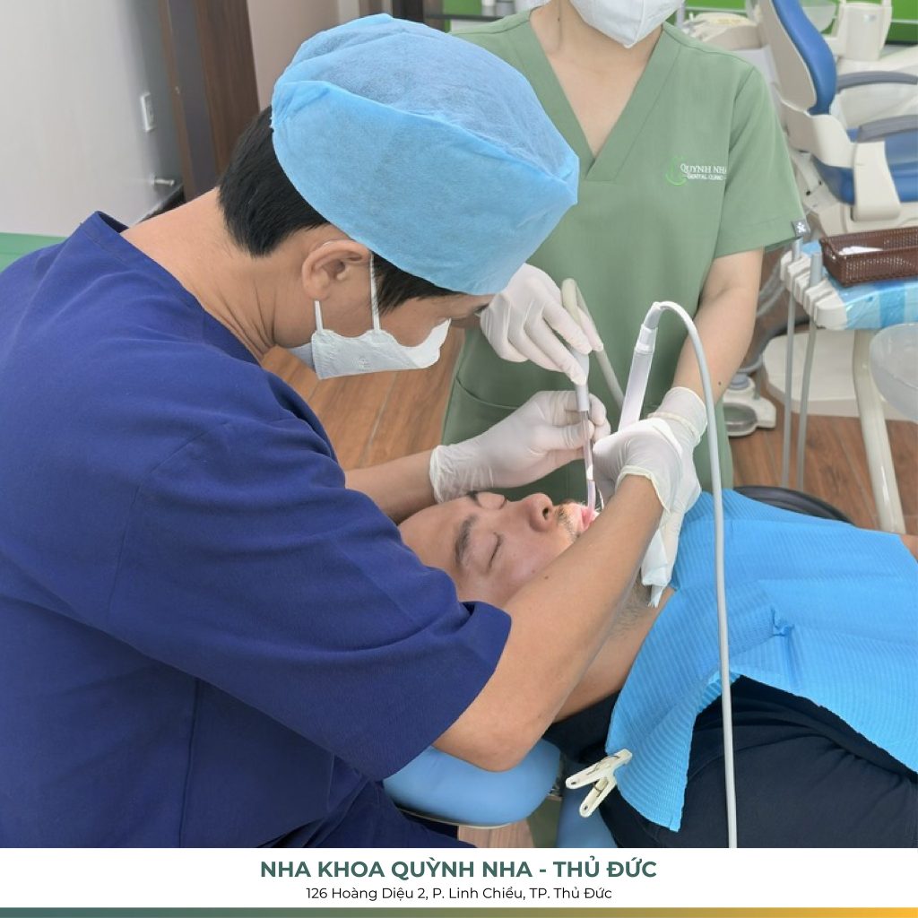 Bệnh nhân đang điều trị trám răng tại Nha Khoa Quỳnh Nha
